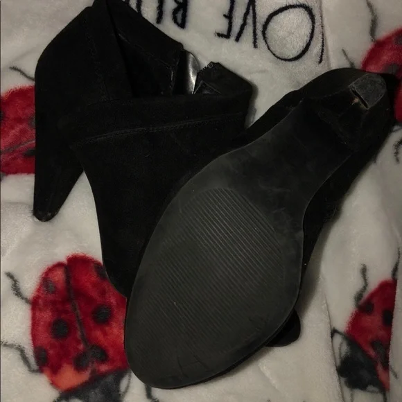Apt 9 black heel booties. - Picture 2 of 4
